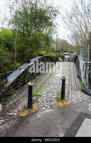 Eine Fußgängerbrücke über den Fluss Goyt im Whaley Bridge, Derbyshire. Die Brücke früher trug die Cromford und High Peak Bahnstrecke. Stockfoto