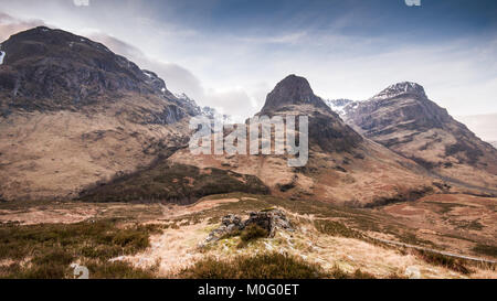 Die markante Berge von aonach Dubh, Beinn Fhada und Gearr Aonach, zusammen als die Drei Schwestern und ein Teil der Bidean nam Bian Bereich bekannt, Stockfoto