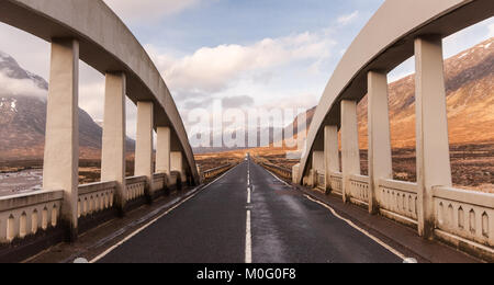 Die A82 kreuzt eine Anfang des 20. Jahrhunderts konkrete Brücke über den Fluss Etive, ein gebirgsbach in der Wüste Landschaft von Rannoch Moor im Westen H Stockfoto