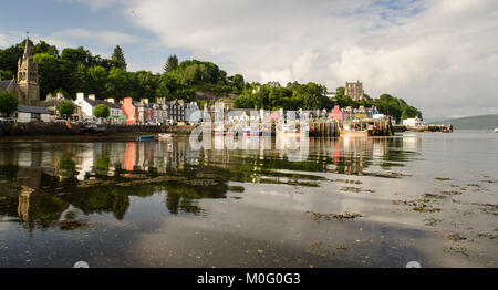 Die berühmten malerischen Waterfront bunte traditionelle Häuser und die Kirche des Dorfes von Tobermory auf der Isle of Mull im Westen Hochland von scotl Stockfoto