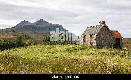 Cul Mor Berg erhebt sich hinter eine Scheune in der abgelegenen Dorf Elphin in Assynt in der nordwestlichen Highlands von Schottland. Stockfoto