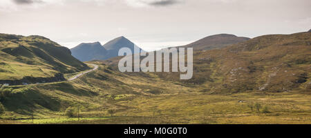 Der A835 Straße, Teil der Nordküste 500 Touring Route, Winde Vergangenheit Knockan Crag bei Elphin in Assynt, mit Cul Beag Berg hinter steigt. Stockfoto