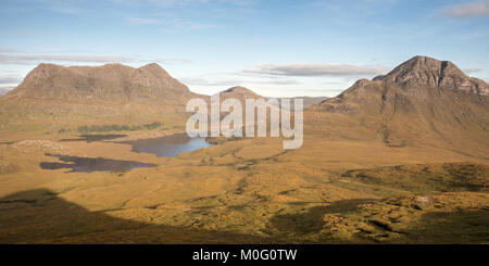 Die Berge von Cul Mor und Cul Beag Aufstieg von der Moorlandschaft von Iverpolly Wald in Assynt in der nordwestlichen Highlands von Schottland. Stockfoto