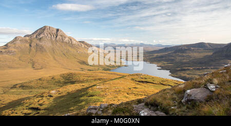 Cul Beag Berg erhebt sich neben Loch Lurgainn, von Stac Pollaidh in Inverpolly in der nordwestlichen Highlands von Schottland gesehen. Stockfoto