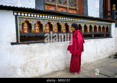 Thimpu, Bhutan - 30.August 2015. Ein Mönch im Kloster in Thimpu, Bhutan zu beten. Es wird angenommen, dass der Buddhismus war in Bhutan in den späten 8. eingeführt. Stockfoto