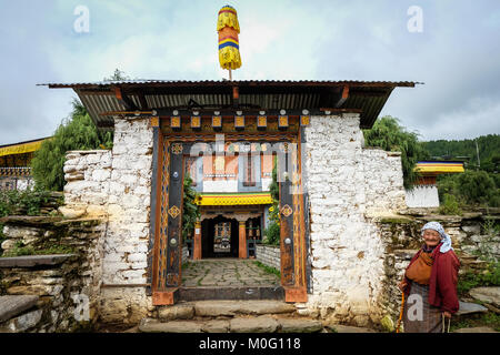 Thimpu, Bhutan - 30.August 2015. Eine Frau im Kloster in Thimpu, Bhutan zu beten. Es wird angenommen, dass der Buddhismus war in Bhutan in den späten 8. eingeführt. Stockfoto