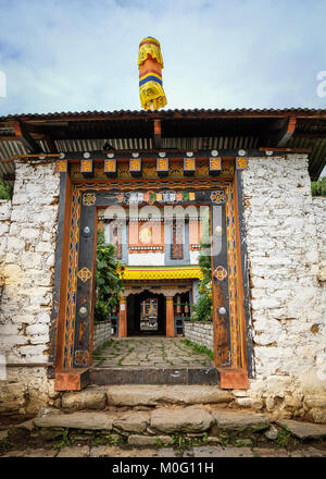 Thimpu, Bhutan - 30.August 2015. Das Tor des Buddhistischen Klosters in Thimpu, Bhutan. Es wird angenommen, dass der Buddhismus war in Bhutan in den späten 8 eingeführt. Stockfoto