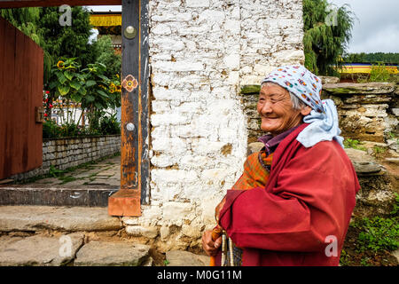 Thimpu, Bhutan - 30.August 2015. Porträt der alten Frau im Kloster in Thimpu, Bhutan. Es wird angenommen, dass der Buddhismus war in Bhutan im La eingeführt Stockfoto