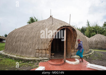 Ruanda, Ruhengeri, Musanze, iby "Iwacu Cultural Village, traditionellen Haus Stockfoto