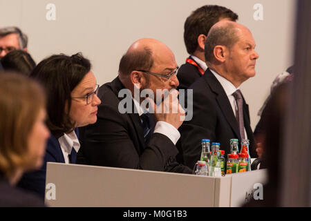 Bonn, Deutschland. 21. Januar 2018. L-R: Andrea Nahles, Martin Schulz, Olaf Scholz. SPD-Sonderparteitag im World Conference Center Bonn zu erörtern und zu genehmigen, die Optionen in eine Große Koalition mit der CDU, Christdemokraten zum eingeben, bevor sie der SPD-Mitglieder zur Genehmigung vor. Stockfoto