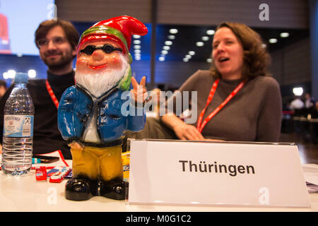 Bonn, Deutschland. 21. Januar 2018. Die Delegierten mit einem gartenzwerg. SPD-Sonderparteitag im World Conference Center Bonn zu erörtern und zu genehmigen, die Optionen in eine Große Koalition mit der CDU, Christdemokraten zum eingeben, bevor sie der SPD-Mitglieder zur Genehmigung vor. Stockfoto