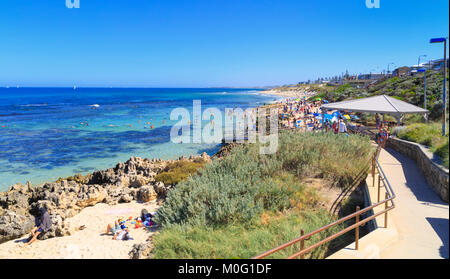 Mettam's Pool Strand an einem Sonntag Sommermorgen. North Beach, Perth, Western Australia Stockfoto