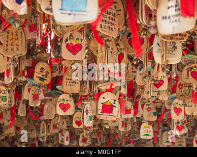 Hängende Holz- Segnungen in Lijiang Altstadt. Die UNESCO-Weltkulturerbe Stadt. Reisen in Lijiang, Yunnan, China in 2012, November 17. Stockfoto