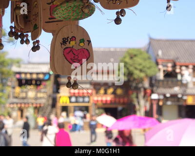 Hängende Holz- Segnungen in Lijiang Altstadt. Die UNESCO-Weltkulturerbe Stadt. Reisen in Lijiang, Yunnan, China in 2012, November 17. Stockfoto