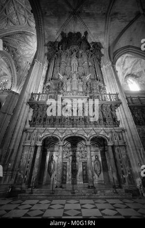 Schwarzweiß gedreht im Inneren der Kathedrale in Sevilla, Spanien Stockfoto