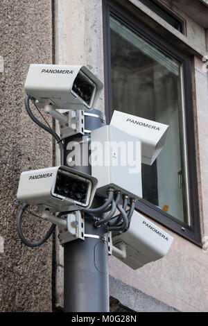 Europa, Deutschland, Köln, Überwachungskameras vor dem Kölner Dom. Europa, Deutschland, Köln, Ueberwachungskameras auf der Domplatte. Stockfoto