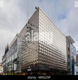 Europa, Deutschland, Köln, Kinetische Skulptur Licht und Bewegung von Otto Piene (1928 - 2014) an der Wormland Haus auf der Straße Hohe Straße. Europa, Stockfoto