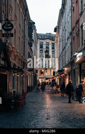 Menschen zu Fuß zu den Geschäften und Cafes auf einer Straße in Lille, die fünftgrößte Stadt in Frankreich nach Paris, Stockfoto