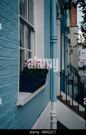 Bunte Reihenhäuser von Notting Hill. Notting Hill ist eine der teuersten Wohngebiete in London, UK, berühmt für das jährliche Karneval. Stockfoto
