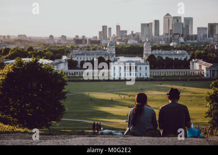 Paar bei einem Picknick auf der Spitze des Hügels an den Greenwich Park, London und den Sonnenuntergang beobachten. Stockfoto