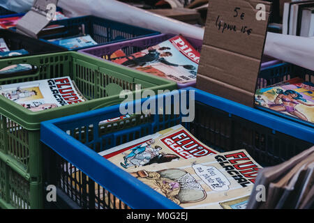 Komische Bücher zum Verkauf an eine zweite Hand buch Markt im Innenhof der Vieille Bourse (Alte Börse) in Lille, Frankreich. Stockfoto