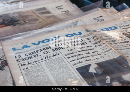 La Voix du Nord Zeitung auf Verkauf an eine zweite Hand buch Markt im Innenhof der Vieille Bourse (Alte Börse) in Lille, Frankreich. Stockfoto