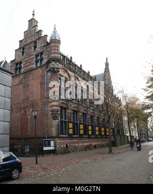 Iconic Mitte 16. Jahrhundert ehemalige Bundeskanzleramt am Turfmarkt Street, central Leeuwarden, Friesland, Niederlande. Stich von 2 Bilder Stockfoto
