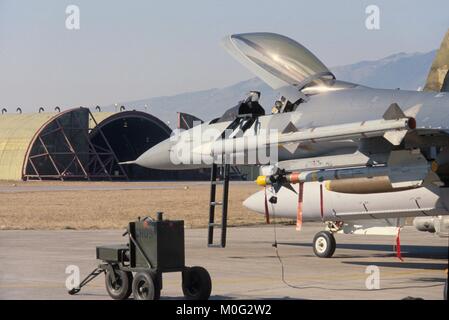 Laden von Raketen auf ein F16 Fighter in den USA Luftwaffenstützpunkt Aviano (Pordenone, Italien), Juni 1996 Stockfoto