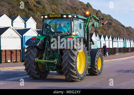 Traktor entlang der Promenade an der mittleren Chine bereit sich zu bewegen und der Sand am Strand von Bournemouth, Dorset UK im Januar Stockfoto