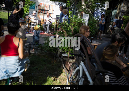 Ein akustisches Duo führt während der Fete de la Musique in Berlin, Deutschland. Stockfoto