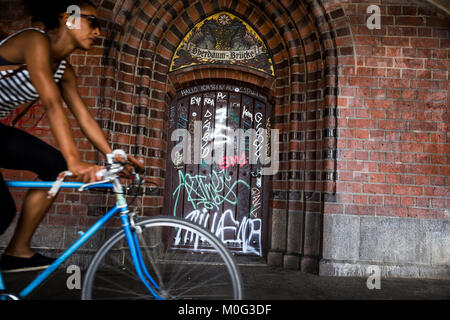 Ein graffitied Tür auf der Oberbaumbrücke Brucke in Berlin, Deutschland. Stockfoto