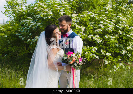 Schöne elegante Braut und Bräutigam wurden Mann und Frau in ihren Hochzeitstag posing Stockfoto