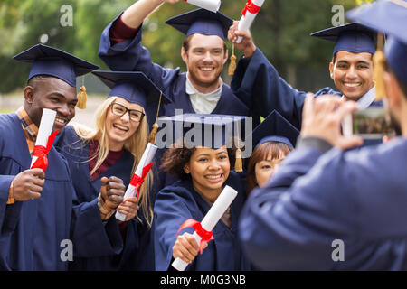 Studenten oder Absolventen mit den Diplomen, Bild Stockfoto