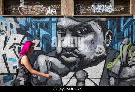 Eine Frau geht Vergangenheit Graffiti an städtischen Spree, Berlin, Deutschland. Stockfoto