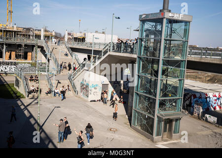 Eine Party im Freien in der Nähe der Warschauer Straße in Berlin, Deutschland Stockfoto