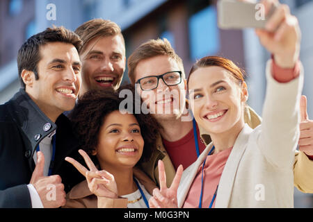 Business Team mit Konferenz Abzeichen unter selfie Stockfoto