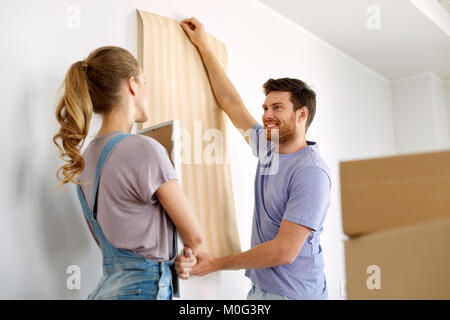 Paar mit Tapete Instandsetzung Apartment oder Haus Stockfoto