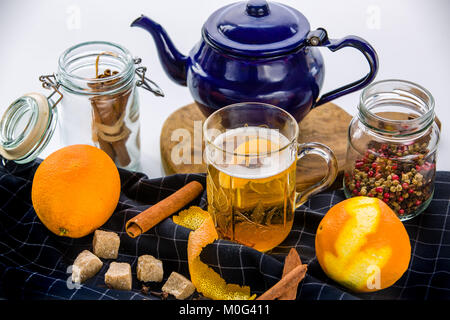 Weißwein mit Zimt, Nelken, Gewürze und Orange Peel gekocht Stockfoto