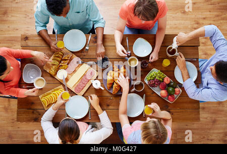 Gruppe von Personen mit Frühstück in der Tabelle Stockfoto