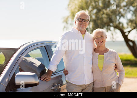 Gerne älteres Paar mit dem Auto im Sommer Stockfoto