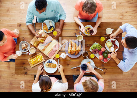 Gruppe von Personen mit Frühstück in der Tabelle Stockfoto