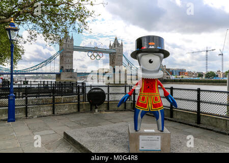 Olympische Spiele in London 2012 Olympic Mascot Wenlock Beefeater mit Tower Bridge im Hintergrund mit dem olympischen Ringe Stockfoto