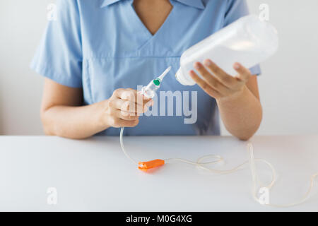 Nahaufnahme der Krankenschwester Vorbereitung drop Counter Stockfoto