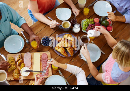 Gruppe von Personen mit Frühstück in der Tabelle Stockfoto