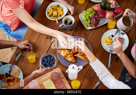 Personen mit Frühstück in der Tabelle mit Nahrungsmitteln Stockfoto