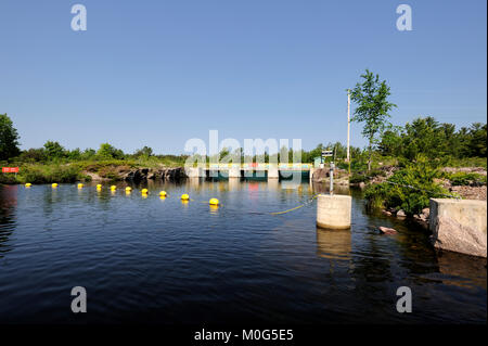 Der Portage Dam ist einer von drei Staudämmen, die den Durchfluss von Wasser bilden Nipissing See und der französischen Fluss Stockfoto