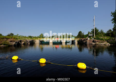 Der Portage Dam ist einer von drei Staudämmen, die den Durchfluss von Wasser bilden Nipissing See und der französischen Fluss Stockfoto