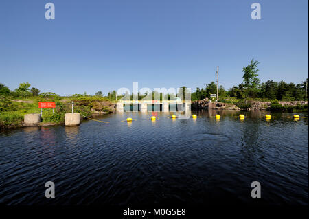 Der Portage Dam ist einer von drei Staudämmen, die den Durchfluss von Wasser bilden Nipissing See und der französischen Fluss Stockfoto