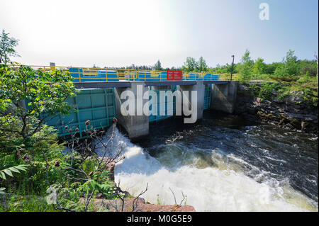 Der Portage Dam ist einer von drei Staudämmen, die den Durchfluss von Wasser bilden Nipissing See und der französischen Fluss Stockfoto