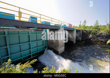 Der Portage Dam ist einer von drei Staudämmen, die den Durchfluss von Wasser bilden Nipissing See und der französischen Fluss Stockfoto